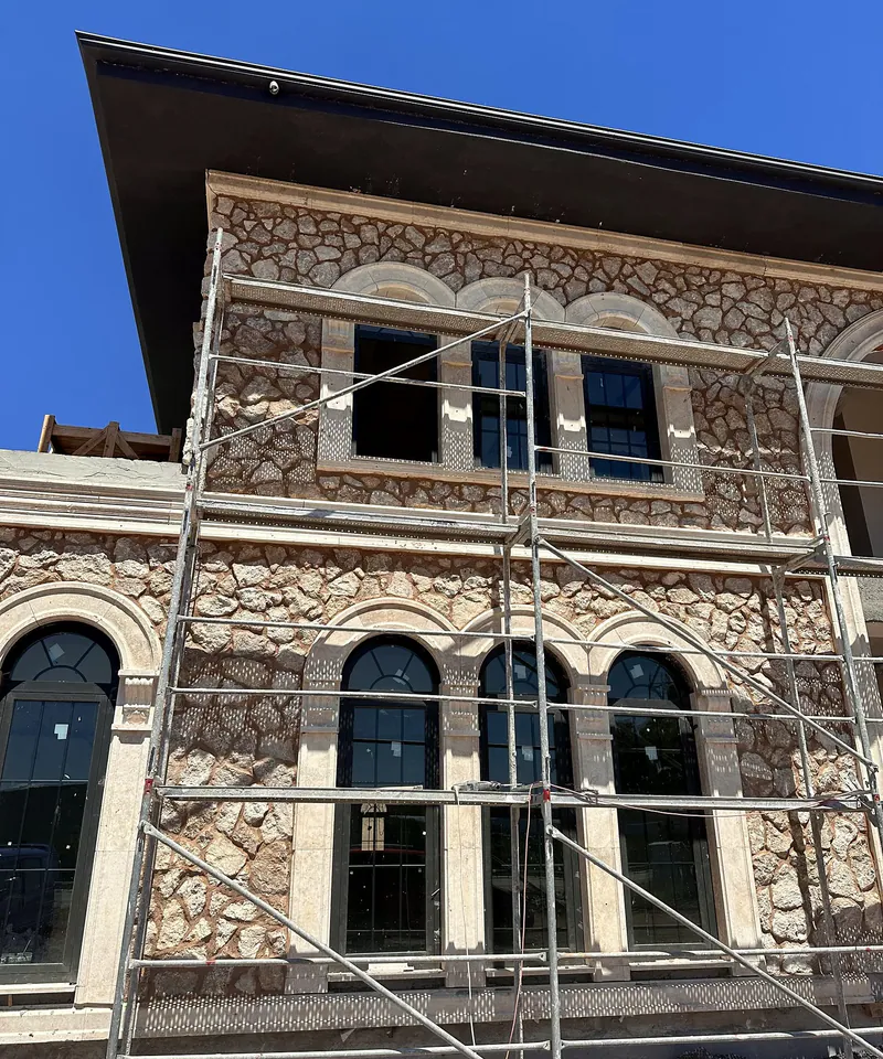 İskeleli cephede yerine takılmış traverten söveler