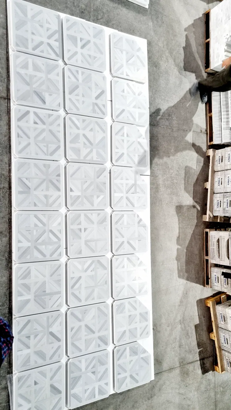 Geometrik desenli beyaz mermer panel