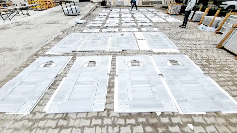 Fabrika sahasında dizili mermer paneller