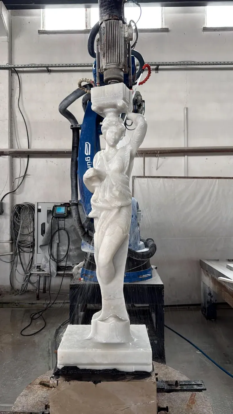 Robot kol başında mermer figür