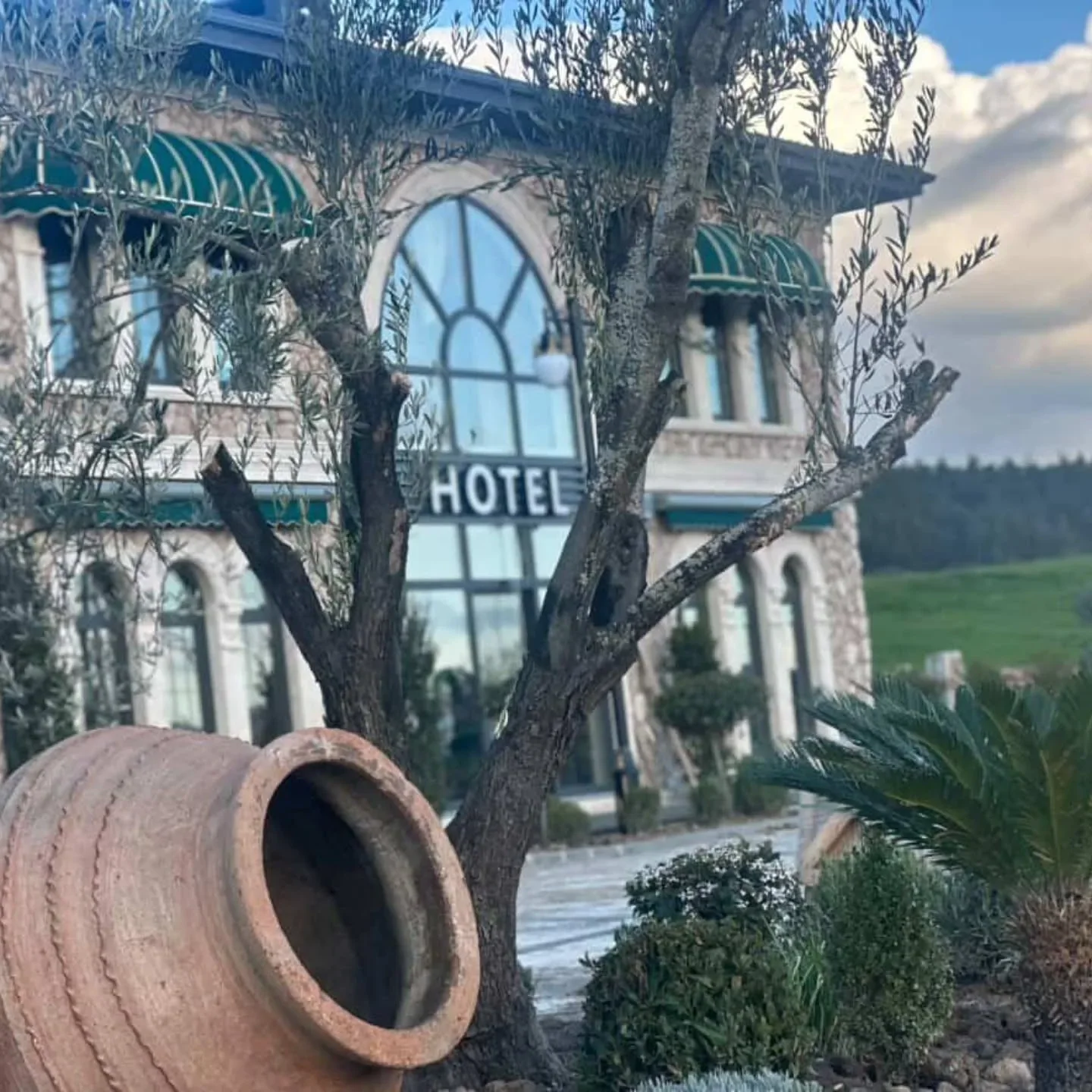 Tamamlanmış yapının kemerli cephesi